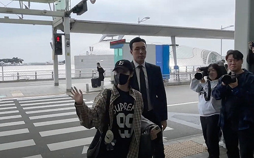 IU搭機來台！及肩短髮現身機場 頻做「臉頰愛心」寵粉