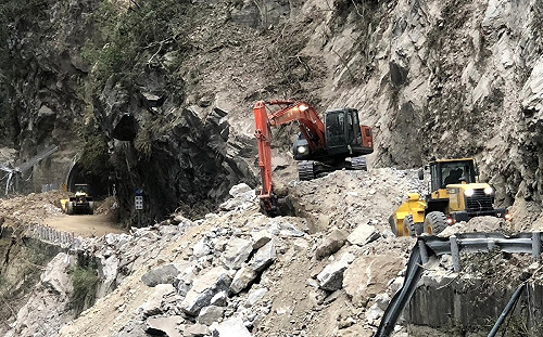 遭頻問太魯閣何時通 路況粉專:路毀宛如戰場、搶通你敢走?