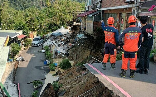 7.2強震新北災情！新店山區7民宅地基掏空土坡滑落 12住戶撤離