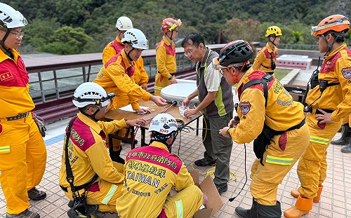 中華電信設置低軌衛星恢復災區通訊 設備捐贈數位部