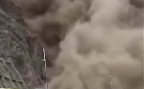 (影) 山崩灰塵蔽天! 雲南發生4.9級地震 中國宣稱無死傷 網友不買單