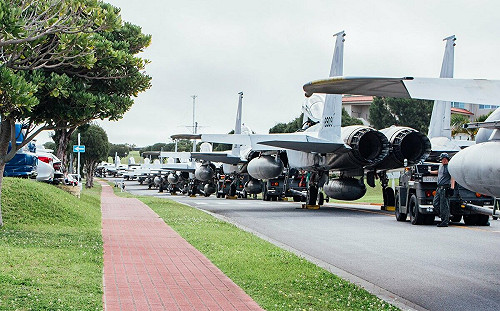 壯觀奇景! 怎麼戰機全都上馬路了? 台403大震 沖繩防海嘯 F-15J 直接放路邊