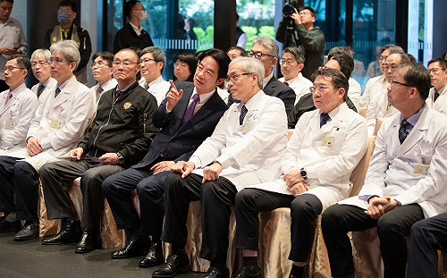 賴清德訪北榮癌症治療中心 談「百億癌症新藥基金」政策