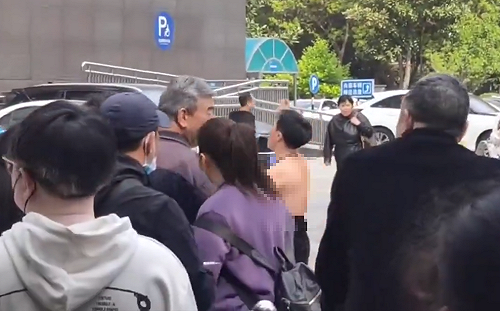 一無所有的抗議！中國裸女怪現象 維權、闖男生宿舍、爬電線桿都脫光