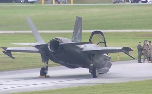 「猛禽」跛足！前起落架故障 嘉手納基地F-22機頭著地