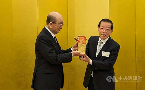 謝長廷駐日8年對台日友好貢獻大 獲頒感謝獎座