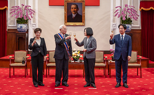 頒授張忠謀最高榮譽勳章　蔡英文感謝讓台灣扎實站穩世界舞台