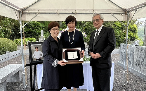 安倍晉三墓前致敬  李安妮盼台日青年「共同承擔兩國之間的未來」　