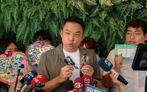 民進黨高市主委首日三人領表  湧言會黃文益率先完成參選登記