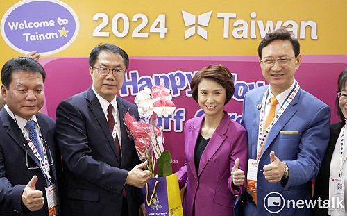 黃偉哲率隊參加新加坡食品展  展示國旗蘭花火鶴要台新都「呼賀」