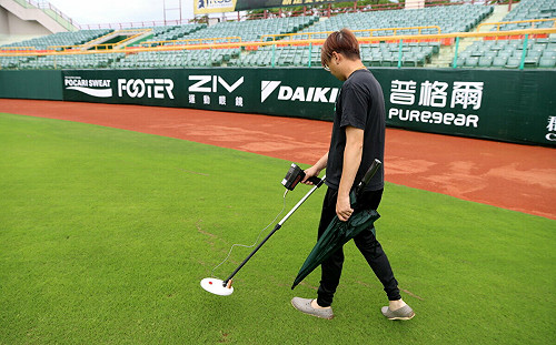 澄清湖棒球場內野冒出鋼筋頭 高市運發局向球團與球員致歉