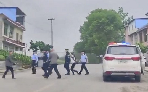 連鎮暴盾牌都被打爛! 武漢村民反抗強拆匪警 小販持刀砍得城管落荒逃