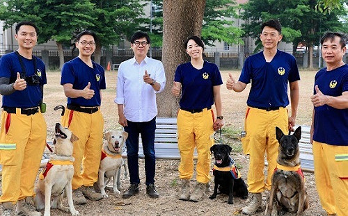 「國際搜救犬日」親赴消防局慰勉 陳其邁致敬救難幕後功臣