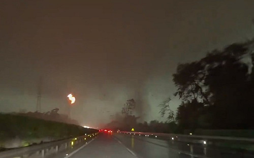 (影) 開車見奇景嚇到「哇!哇!哇!」 廣東龍捲風釀5死33傷 連續多日天災