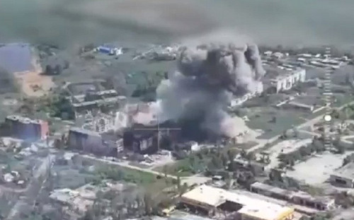 (影) JDAM 摧毀俄軍指揮所! 烏軍前線受挫仍奮戰 一字排開準備反攻