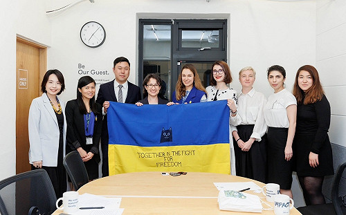 獲前線士兵戰貓臂章 蕭美琴感動也心酸：烏克蘭的勝利對台灣很重要