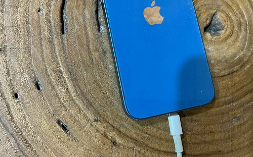 手機充電５大禁忌！蘋果發警告：別放枕頭下充電