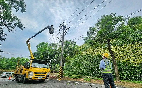 高雄強降雨   路竹、湖內停電   台電搶修中午前全數復電  