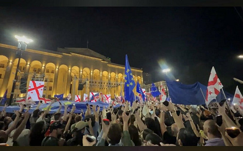 (影) 警察站在民眾這一邊! 喬治亞爆發16萬人反俄大遊行 代理人法案將二讀