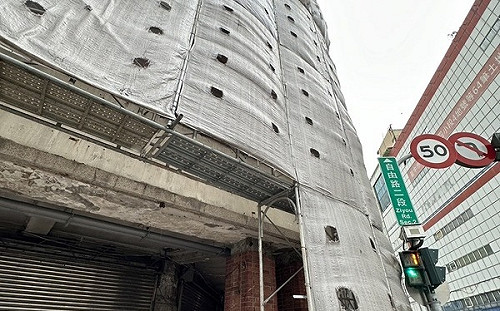 大雨強襲台中 大樓外牆拉皮工程鐵片砸傷人挨罰