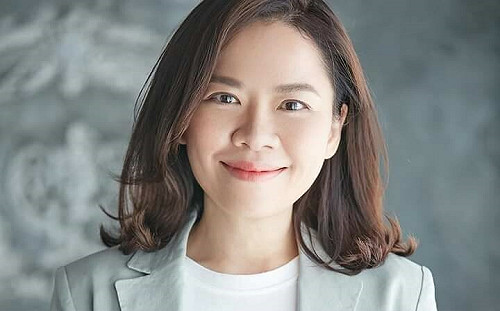 告別從政生涯 周玲妏專心照顧老公術後健康