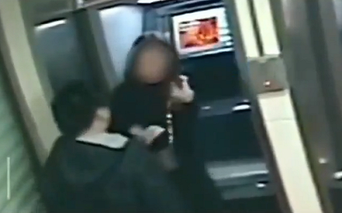 (影) 盜亦有道！發現受害者銀行卡餘額是零 持刀搶匪把錢還給女子