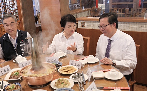 兌現火鍋之約！盧秀燕邀鄭文燦吃酸菜白肉鍋 