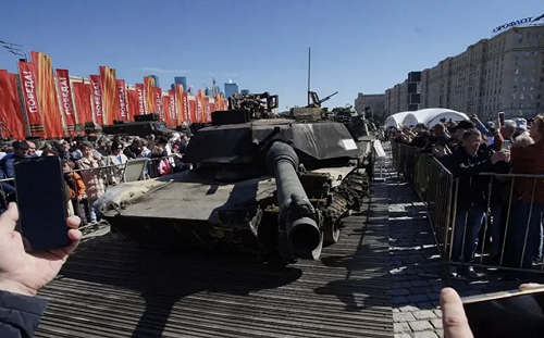 羞辱西方! 俄展示擄獲北約十多國「戰利品」豹2、M1、M2等主戰坦克入列