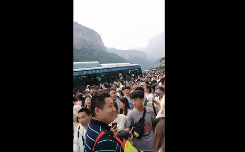 (影) 沒車送下山! 河南景區數萬遊客抗議遭滯留 憤怒砸毀服務中心