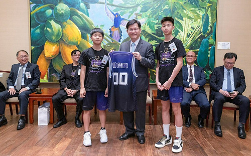 U12男籃台灣鳳凰隊奪冠　林佳龍助校園調整籃框接軌國際
