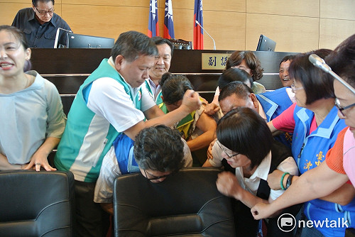 爭奪議事槌  中市議會爆拉扯衝突