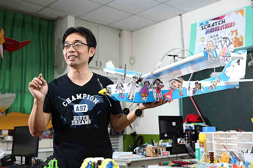 造飛機自己來 「飛行王子」鄭宏吏帶學童DIY