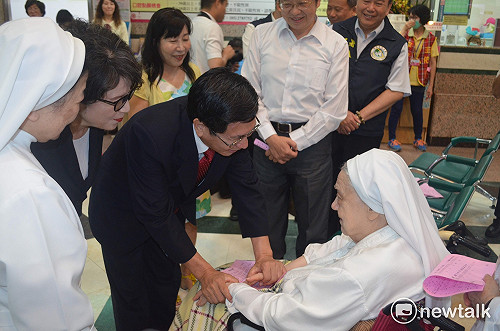 哇係正港台灣人!   華淑芳修女一生奉獻今入籍