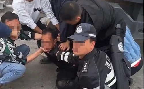 雲南地區嚇壞了！ 重大報復性殺人案後 武警學校前維安 家長帶「武器」接小孩