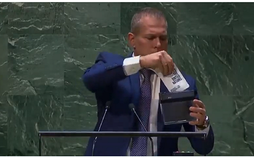 聯合國大會挺巴勒斯坦入聯 以色列大使絞碎憲章