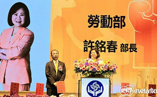 許銘春520卸任 台灣總工會頒贈「龍來運轉」紀念匾送暖