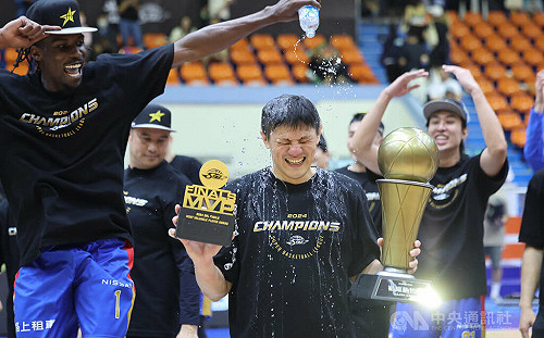 SBL裕隆挺過風波2連霸 40歲周士淵奪FMVP還想再戰