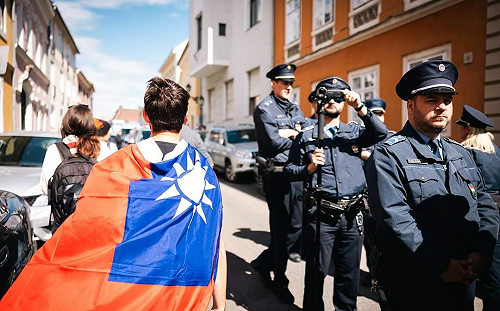 披我國旗抗議習近平訪問 證實是匈牙利國會議員