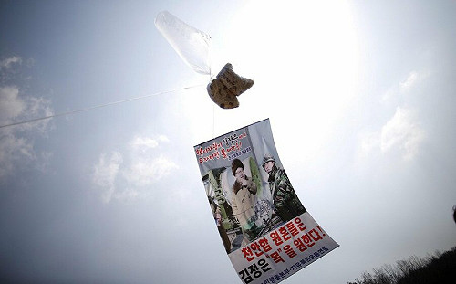 「解放北韓」 在韓脫北者空飄30萬份傳單＋2000支影音USB