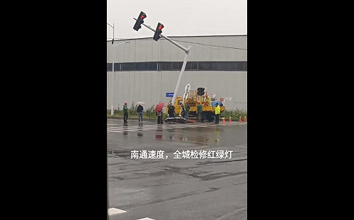 (影) 中國強力封鎖攔不住! 南通車禍現場慘狀曝光 罹難小孩被一個個抬出車外