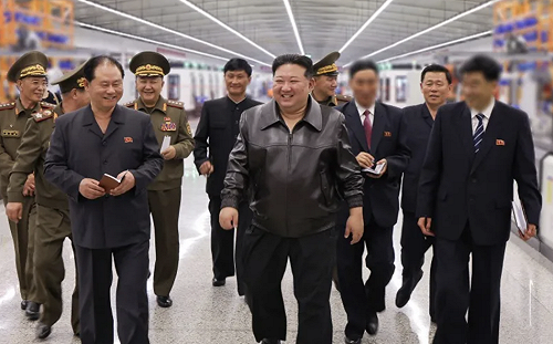 視察北韓軍工廠! 金正恩玩狙擊步槍、試駕新型火箭砲發射車