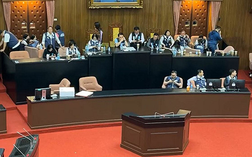國民黨團搶7點送案爆發扭打 藍白人數優勢霸占主席台挨批國會亂源
