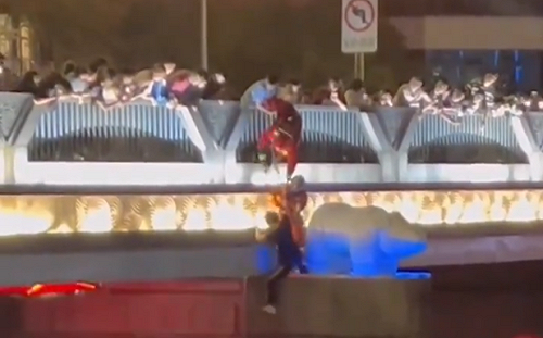 (影) 老百姓活不下去了！各地民眾紛紛跳河 中共橋上密布警戒人員