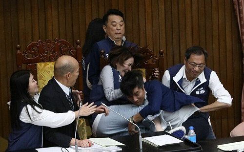 陳菁徽稱「對我進行兩波謀殺式攻擊」 今下午告鍾佳濱故意傷害、性騷