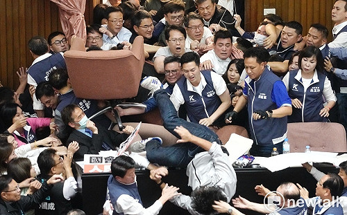 現場直擊》立院表決大戰 民進黨立委沈伯洋被推下主席台