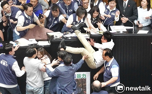 4綠委、1藍委受傷送醫 國民黨：使用暴力的是民進黨 