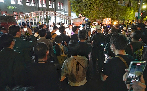 內幕》太陽花翻版？學生已集結近500人 傅崐萁急電北市警局調人