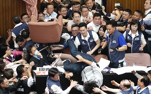 沈伯洋腦震盪發聲｢我說過要守護國家｣何博文批酸民：毫無人性可言