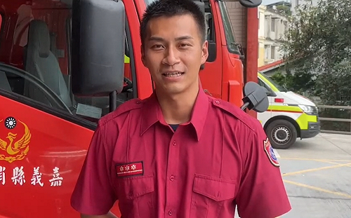 (影)嘉義縣消防員「25公斤裝備」挑戰16蹲！本尊笑喊：有運動到