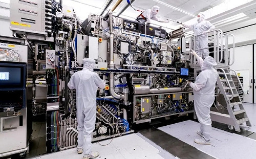 EUV 製造走向新時代 四巨頭各出奇招 ASML 擴大產能並擬調漲設備價格 